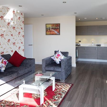 Contemporary & Homely Penthouse, 2 Mins Walk From Cambridge Station, Lift Access, Secured Gated On-Site Parking, Self Check-In, Super Fast Wifi, Terrace & Sleeps 6 Dış mekan fotoğraf