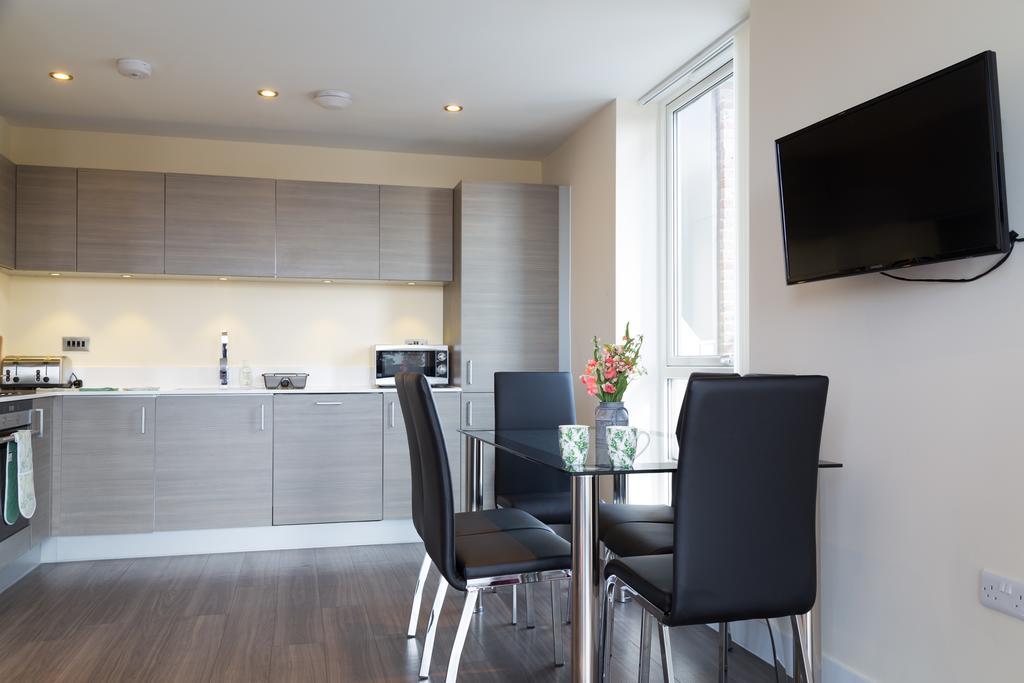 Contemporary & Homely Penthouse, 2 Mins Walk From Cambridge Station, Lift Access, Secured Gated On-Site Parking, Self Check-In, Super Fast Wifi, Terrace & Sleeps 6 Dış mekan fotoğraf