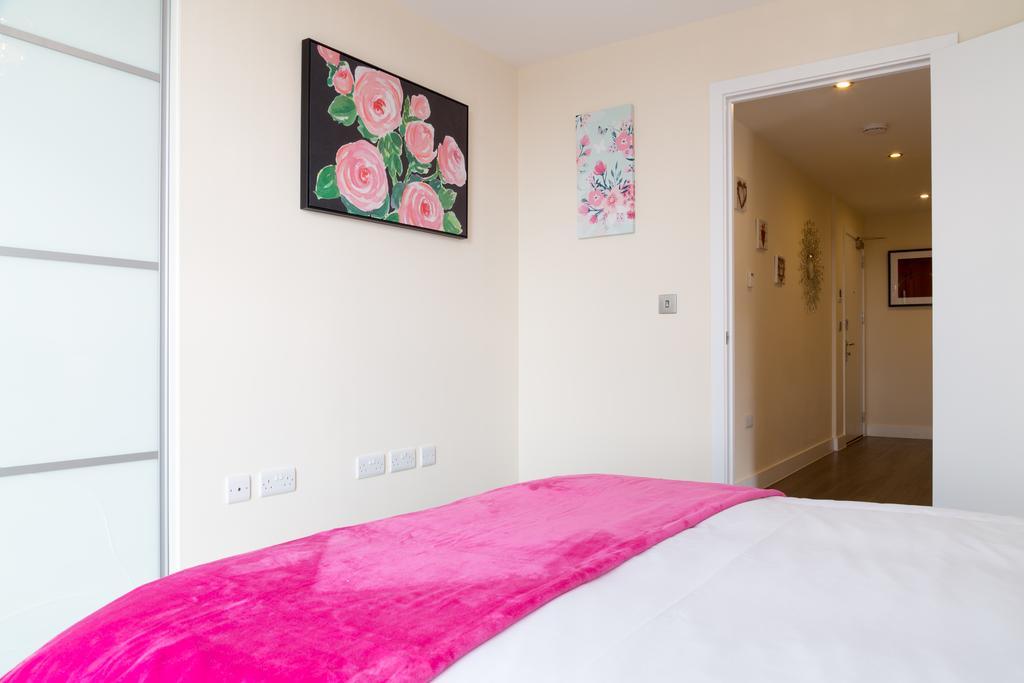 Contemporary & Homely Penthouse, 2 Mins Walk From Cambridge Station, Lift Access, Secured Gated On-Site Parking, Self Check-In, Super Fast Wifi, Terrace & Sleeps 6 Dış mekan fotoğraf