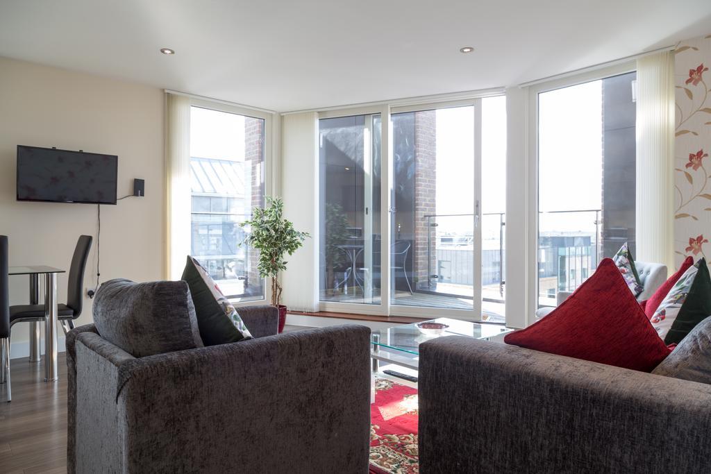 Contemporary & Homely Penthouse, 2 Mins Walk From Cambridge Station, Lift Access, Secured Gated On-Site Parking, Self Check-In, Super Fast Wifi, Terrace & Sleeps 6 Dış mekan fotoğraf