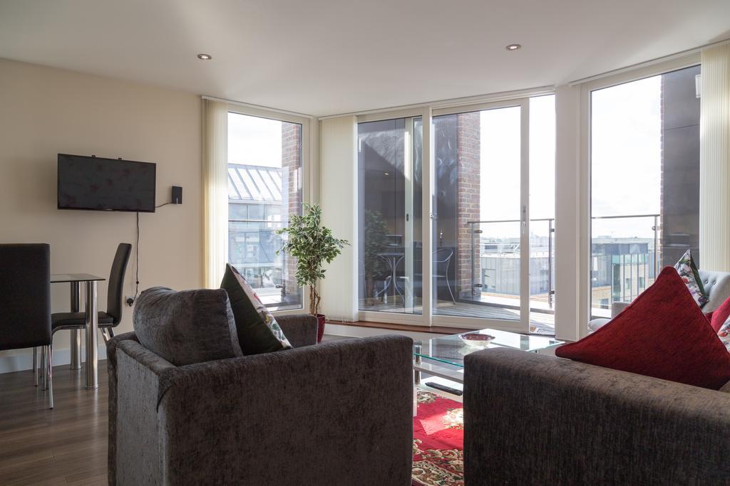 Contemporary & Homely Penthouse, 2 Mins Walk From Cambridge Station, Lift Access, Secured Gated On-Site Parking, Self Check-In, Super Fast Wifi, Terrace & Sleeps 6 Dış mekan fotoğraf