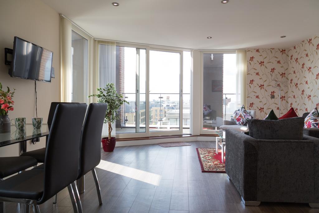 Contemporary & Homely Penthouse, 2 Mins Walk From Cambridge Station, Lift Access, Secured Gated On-Site Parking, Self Check-In, Super Fast Wifi, Terrace & Sleeps 6 Dış mekan fotoğraf