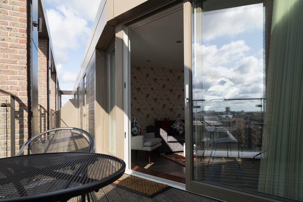 Contemporary & Homely Penthouse, 2 Mins Walk From Cambridge Station, Lift Access, Secured Gated On-Site Parking, Self Check-In, Super Fast Wifi, Terrace & Sleeps 6 Dış mekan fotoğraf