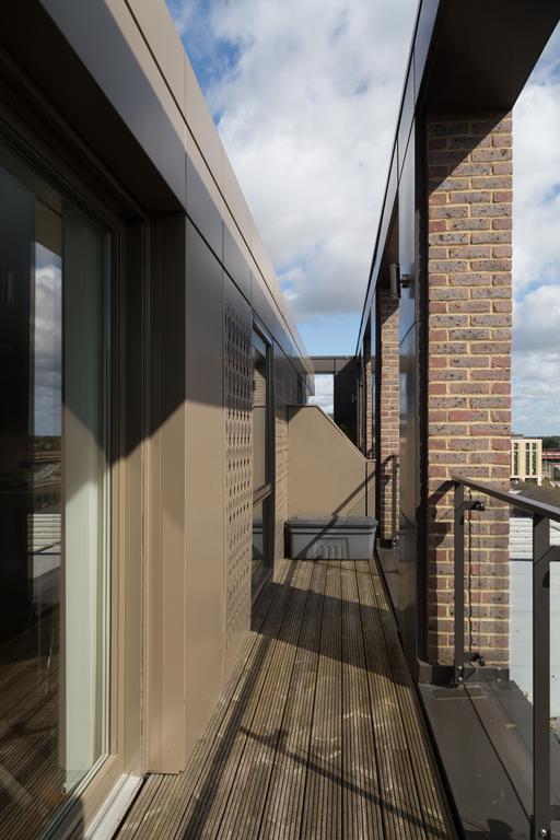 Contemporary & Homely Penthouse, 2 Mins Walk From Cambridge Station, Lift Access, Secured Gated On-Site Parking, Self Check-In, Super Fast Wifi, Terrace & Sleeps 6 Dış mekan fotoğraf