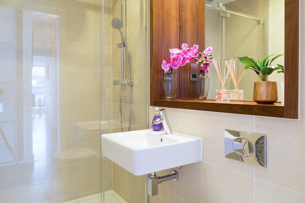 Contemporary & Homely Penthouse, 2 Mins Walk From Cambridge Station, Lift Access, Secured Gated On-Site Parking, Self Check-In, Super Fast Wifi, Terrace & Sleeps 6 Dış mekan fotoğraf