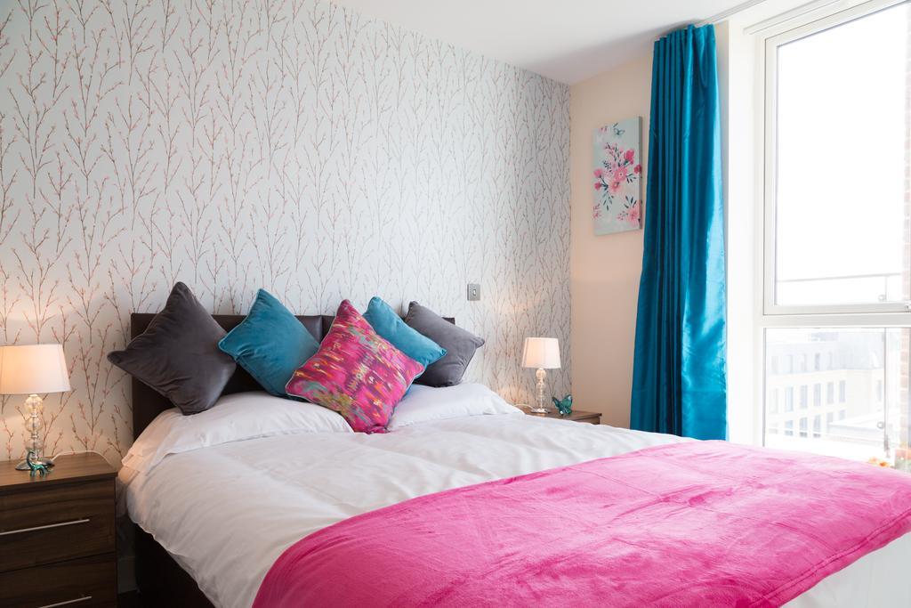 Contemporary & Homely Penthouse, 2 Mins Walk From Cambridge Station, Lift Access, Secured Gated On-Site Parking, Self Check-In, Super Fast Wifi, Terrace & Sleeps 6 Dış mekan fotoğraf